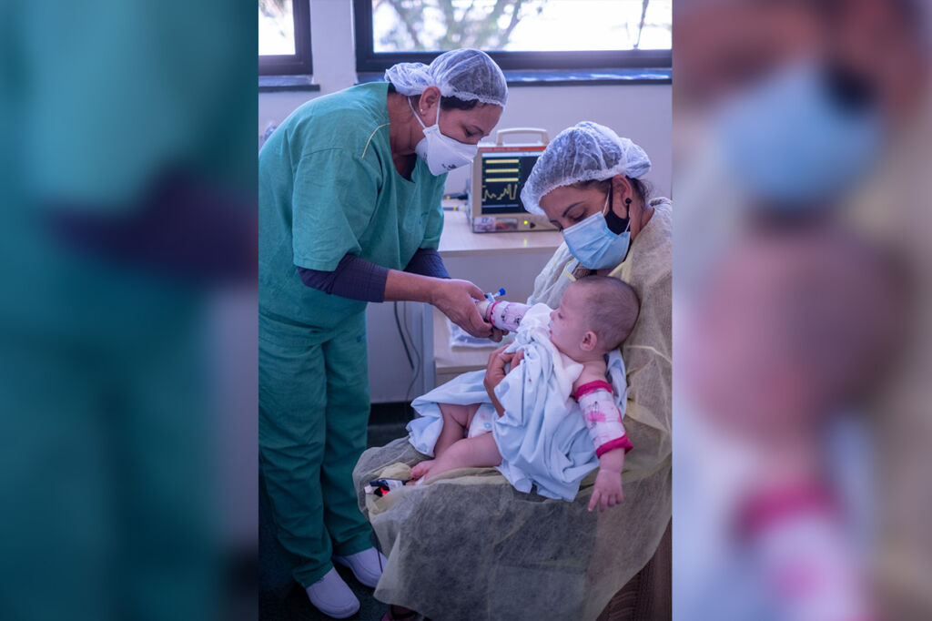 Todo bebê precisa ficar com o braço imobilizado por tala após a palatoplastia?