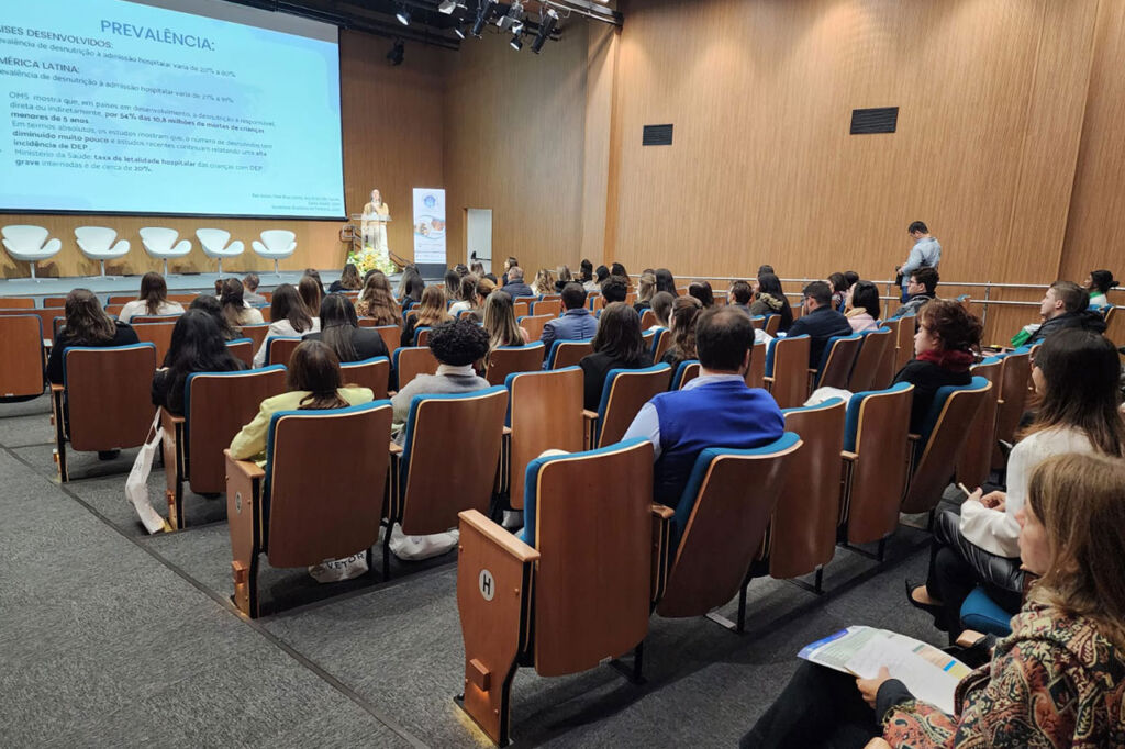 Simpósio multidisciplinar debate tratamento para crianças com doenças crônicas no contexto hospitalar