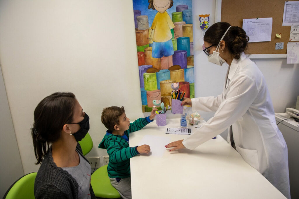 Impacto psicossocial das fissuras labiopalatinas na vida das crianças e suas famílias