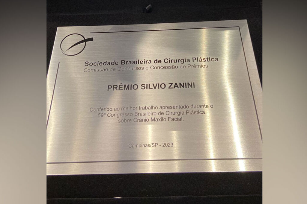 Marcela Vincenzi, residente em cirurgia plástica do Hospital Sobrapar, recebe prêmio no 59° Congresso Brasileiro de Cirurgia Plástica