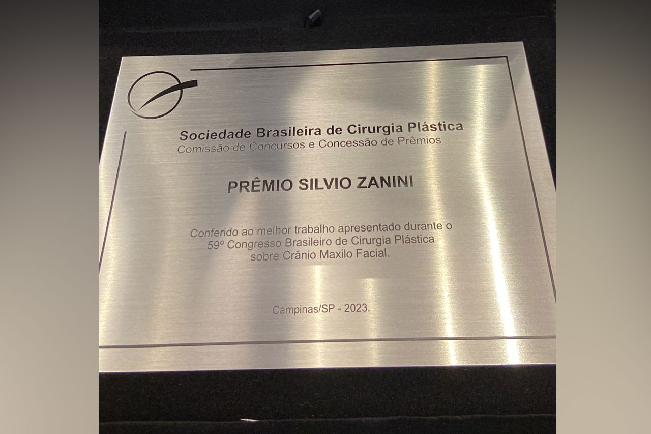 Marcela Vincenzi, residente em cirurgia plástica do Hospital Sobrapar, recebe prêmio no 59° Congresso Brasileiro de Cirurgia Plástica
