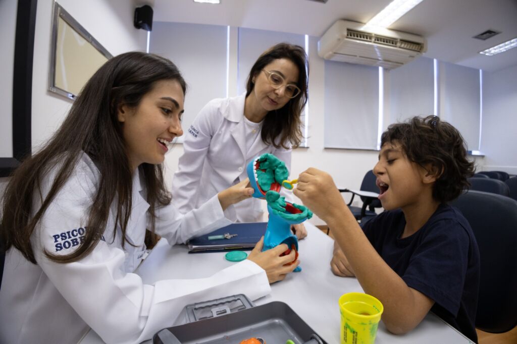 Preparação Psicológica para Procedimentos no Tratamento de Anomalias Craniofaciais e Fissura Labiopalatina no Hospital Sobrapar